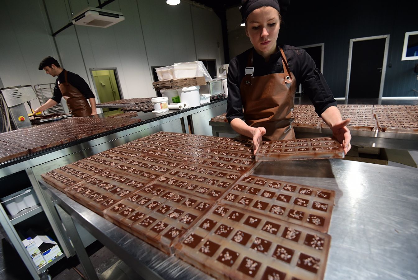 Маленькая шоколадная фабрика. Производство шоколада. Фабрика шоколада. Шоколадный завод. Формовка шоколада.